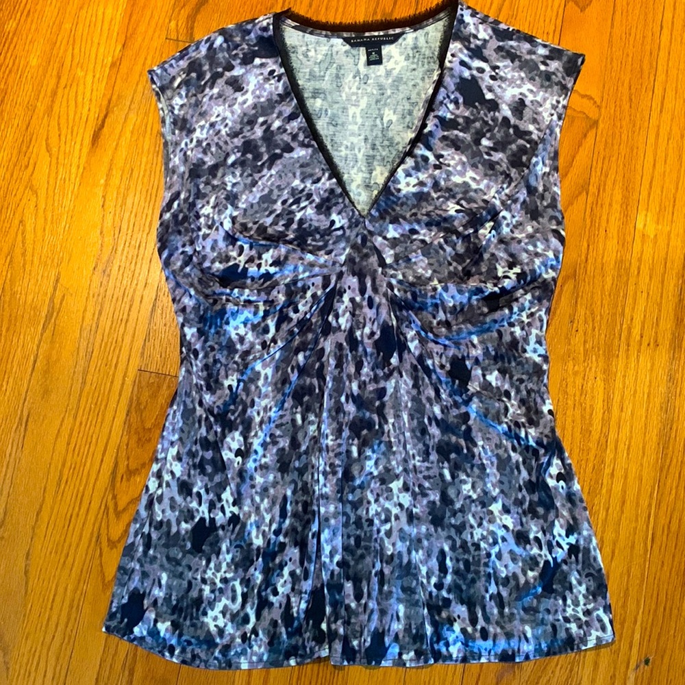 EUC Pretty Flowy top. Black, grey, purple. Banana Republic, Med. slight cap slv